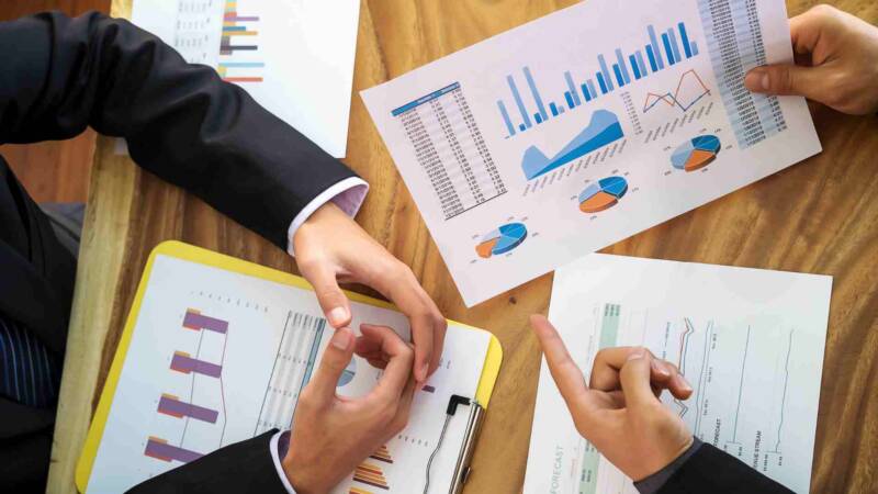 An e2 visa franchise consultant presenting a business data with a client