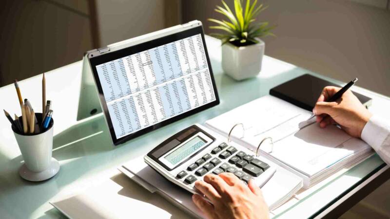 A businessman calculating his budget and investment for e2 visa franchise
