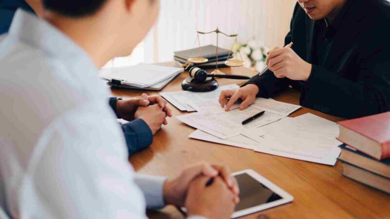 An E2 visa investor having a meeting with 2 consultants
