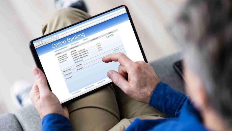 An online banking statement being seen by an investor on ipad